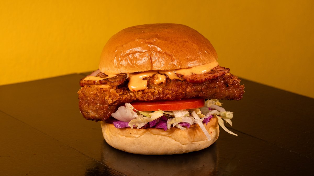 Cluckster 🌶️ smash burger at Burgeraki