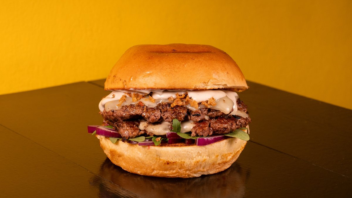 Dolce Burger smash burger at Burgeraki